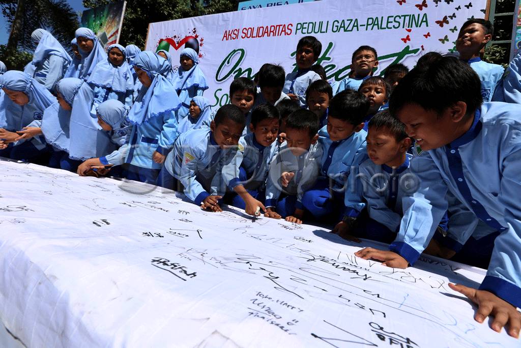 Ratusan Pelajar SD Gelar...