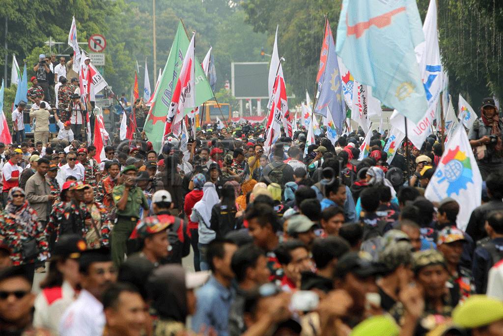 Ribuan Massa Desak MK...
