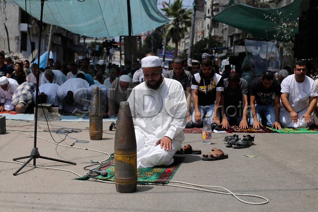 Warga Gaza Salat Jumat...
