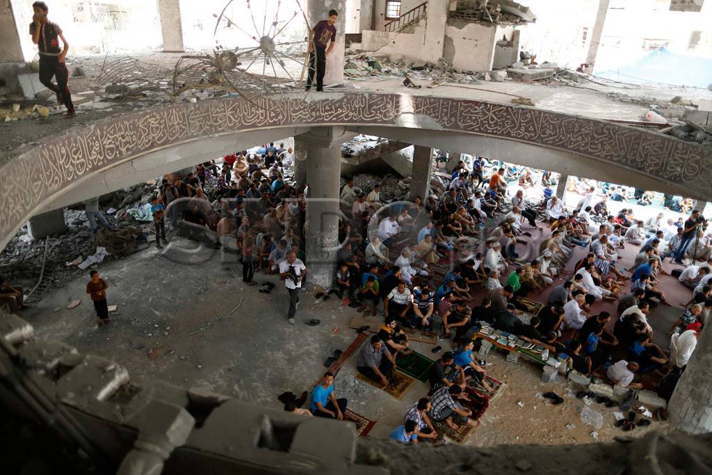 Warga Gaza Salat Jumat...