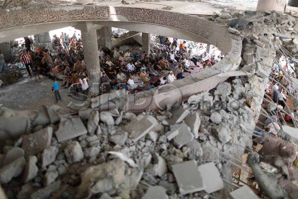 Warga Gaza Salat Jumat...