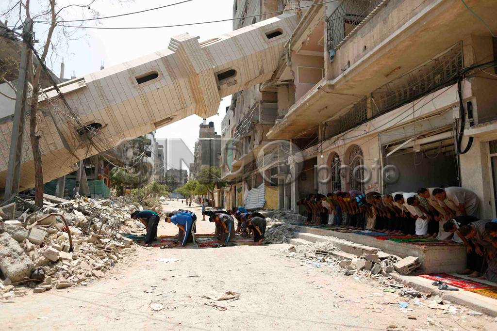Warga Gaza Salat Jumat...
