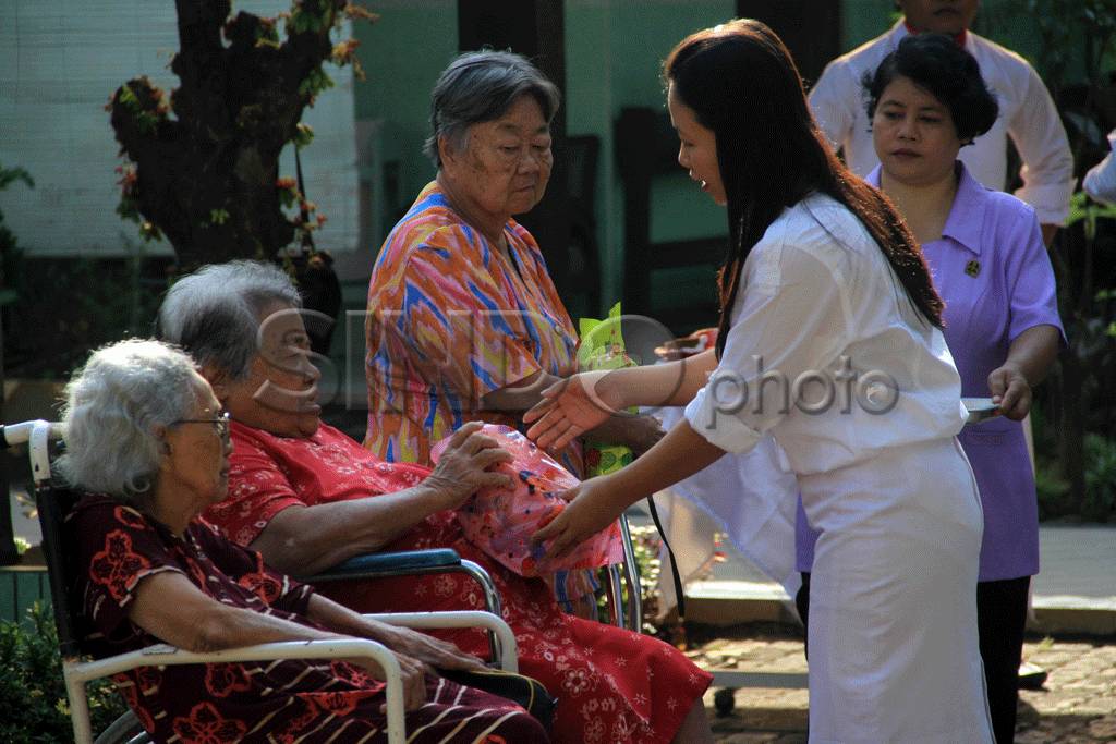 Para Lansia Rayakan...