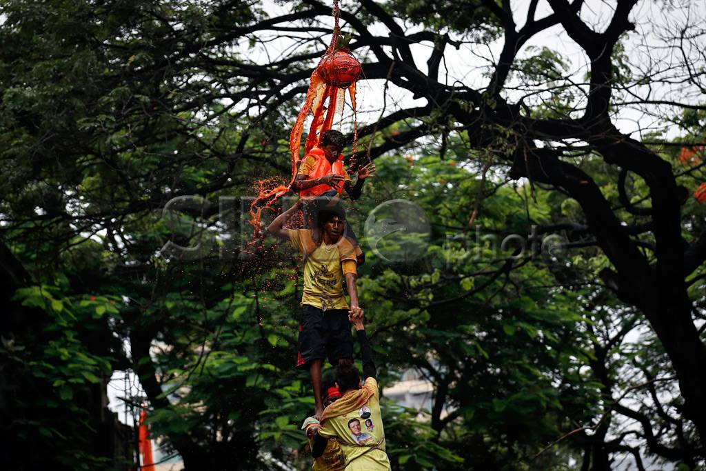 Piramid Manusia Rayakan...