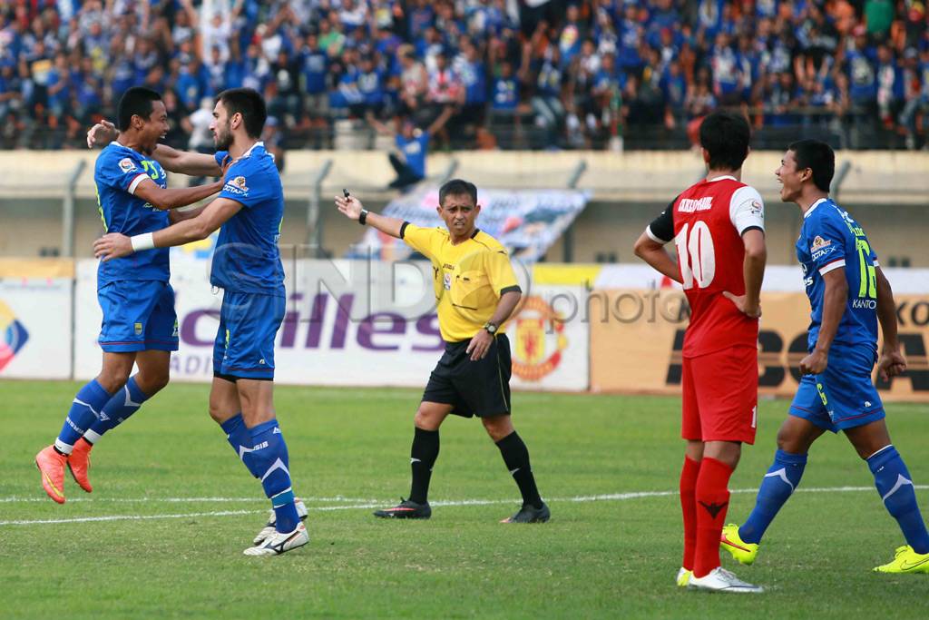 Persib Hancurkan Persijap...