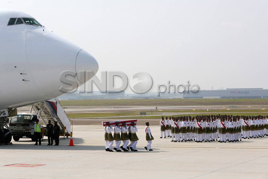 20 Jenazah Korban MH-17...