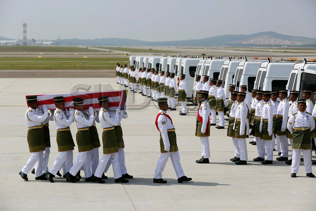 20 Jenazah Korban MH-17...