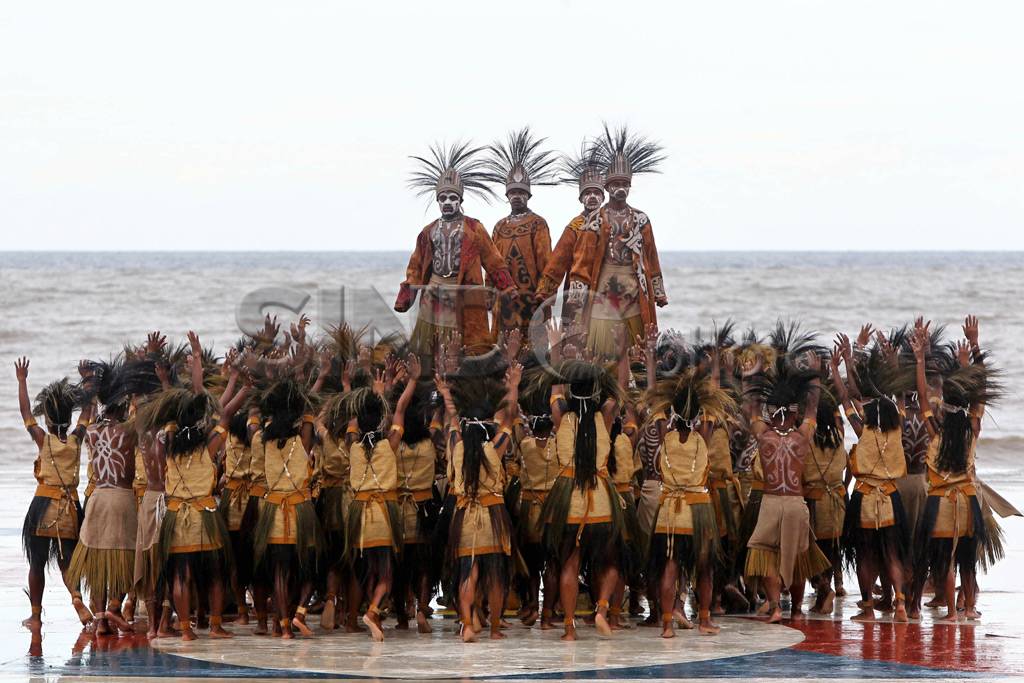 Penari Tradisional Meriahkan...