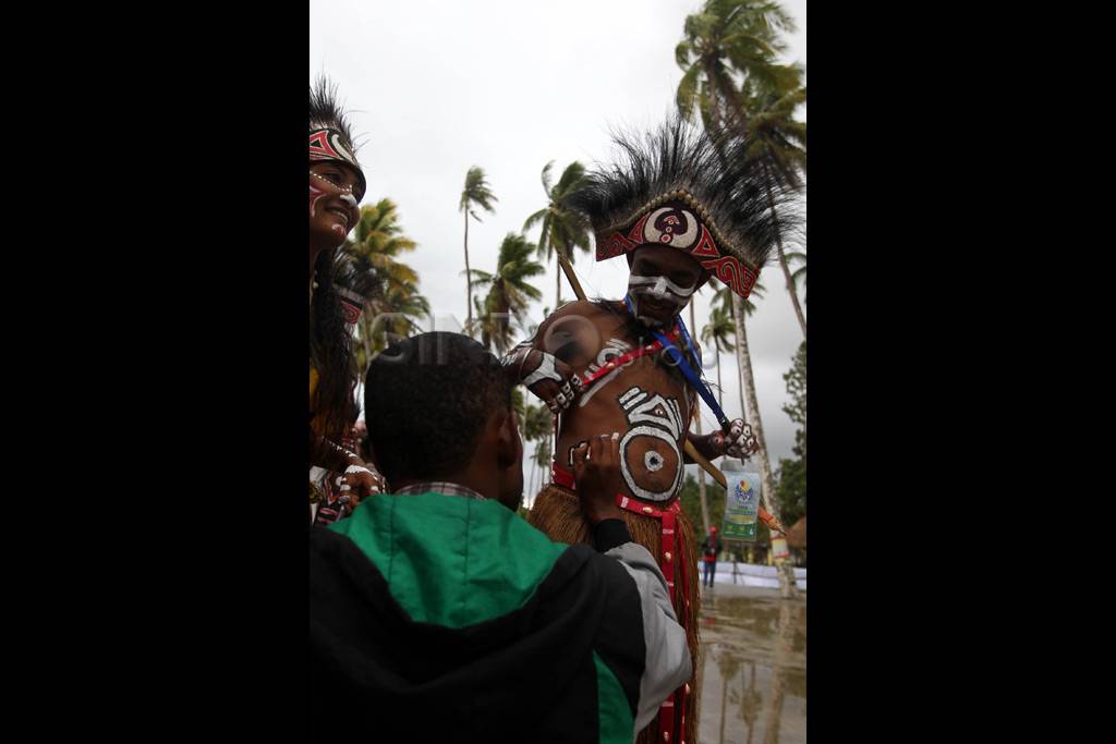 Penari Tradisional Meriahkan...