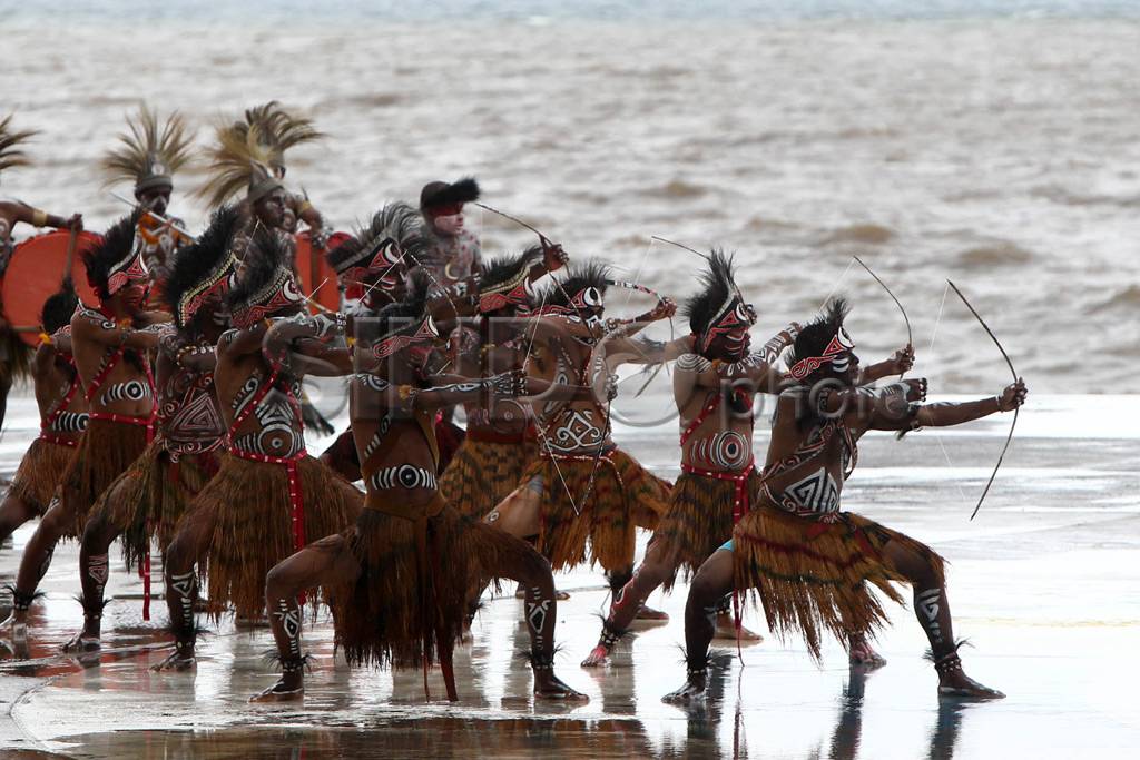 Penari Tradisional Meriahkan...