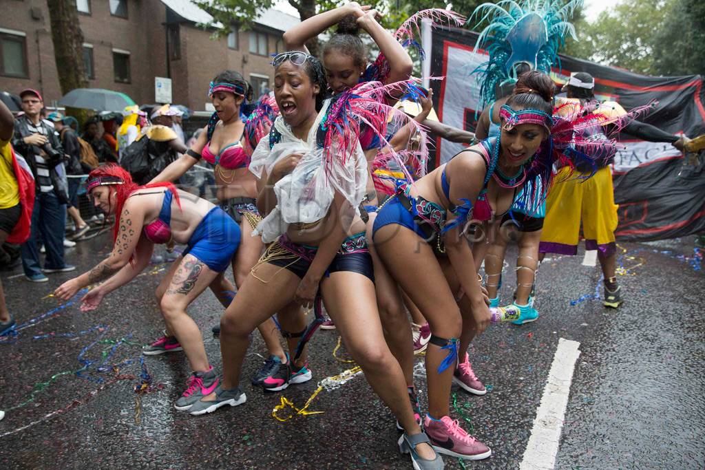 Diguyur Hujan, Karnaval...