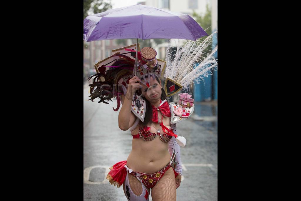 Diguyur Hujan, Karnaval...