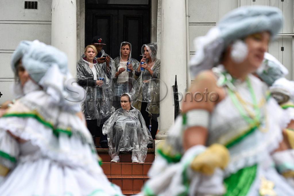 Diguyur Hujan, Karnaval...