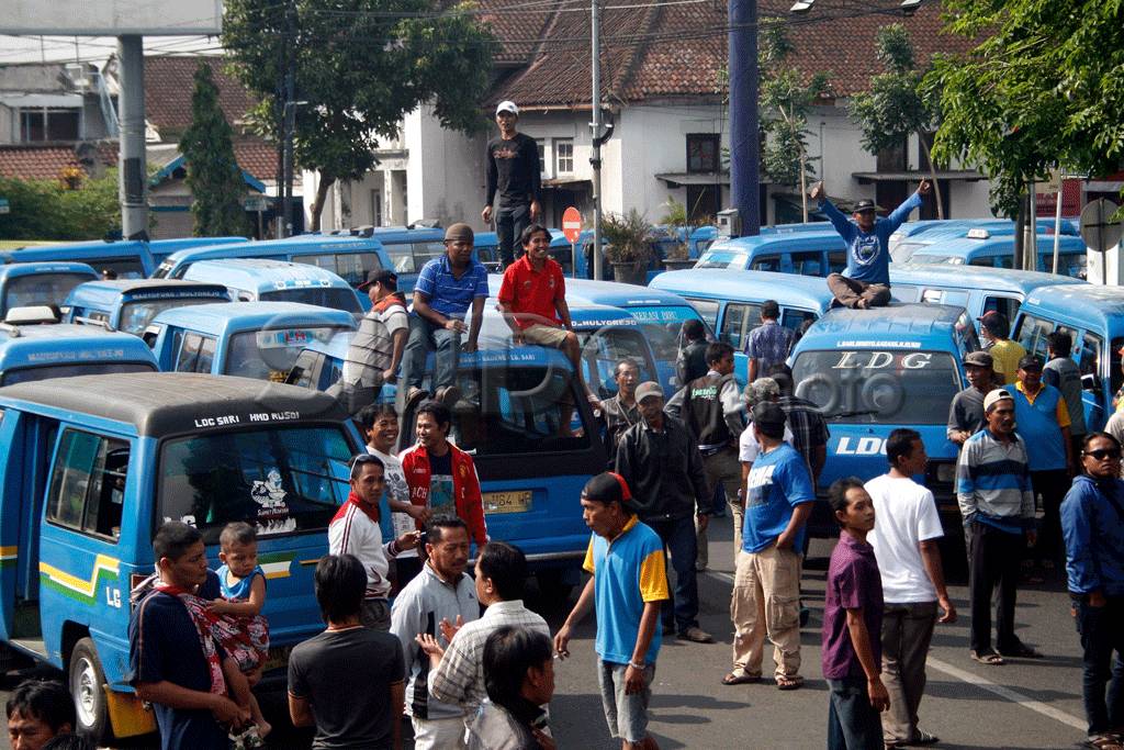 Ratusan Angkutan Kota...