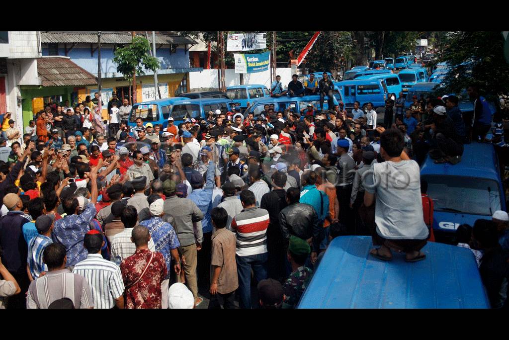 Ratusan Angkutan Kota...