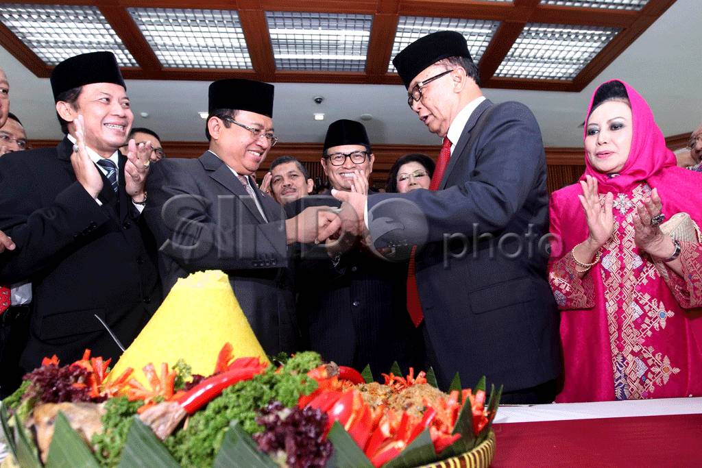 Potong Tumpeng HUT DPR-RI...