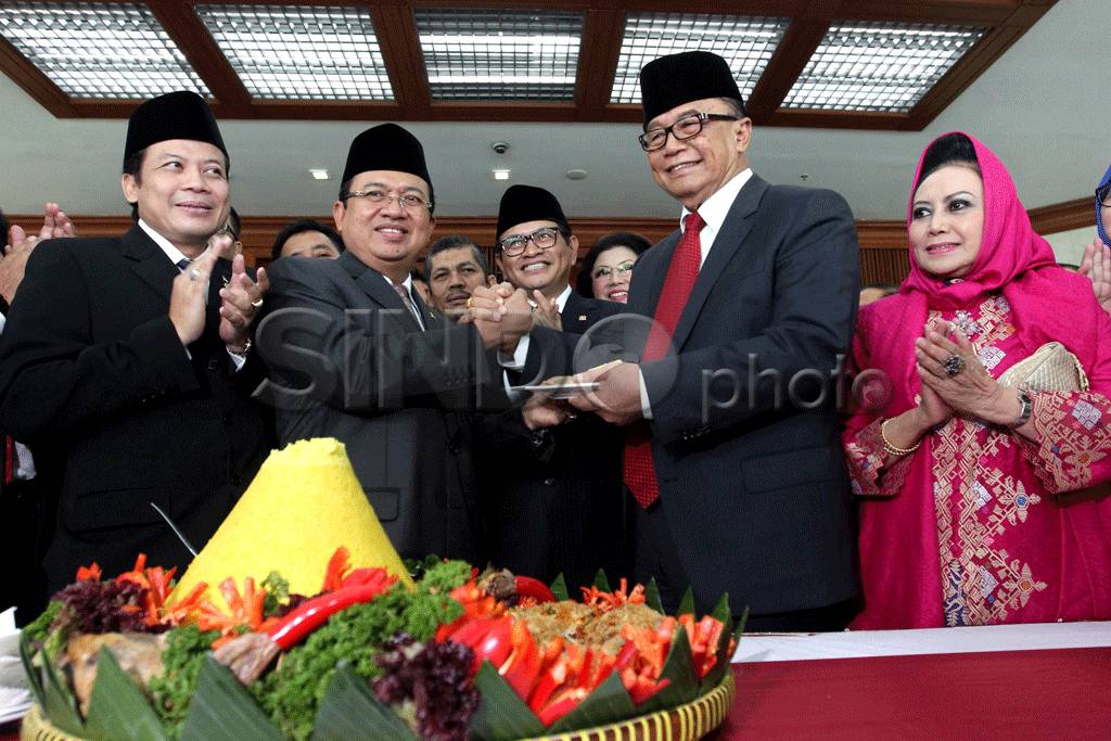 Potong Tumpeng HUT DPR-RI...