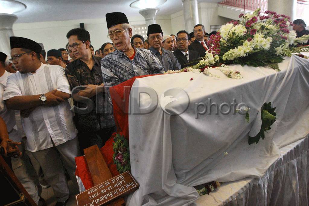Jenazah Suhardi Disemayamkan...