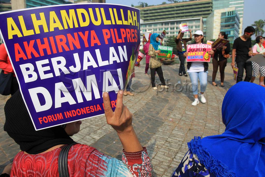 Aksi Damai Ibu-ibu Tuntut...