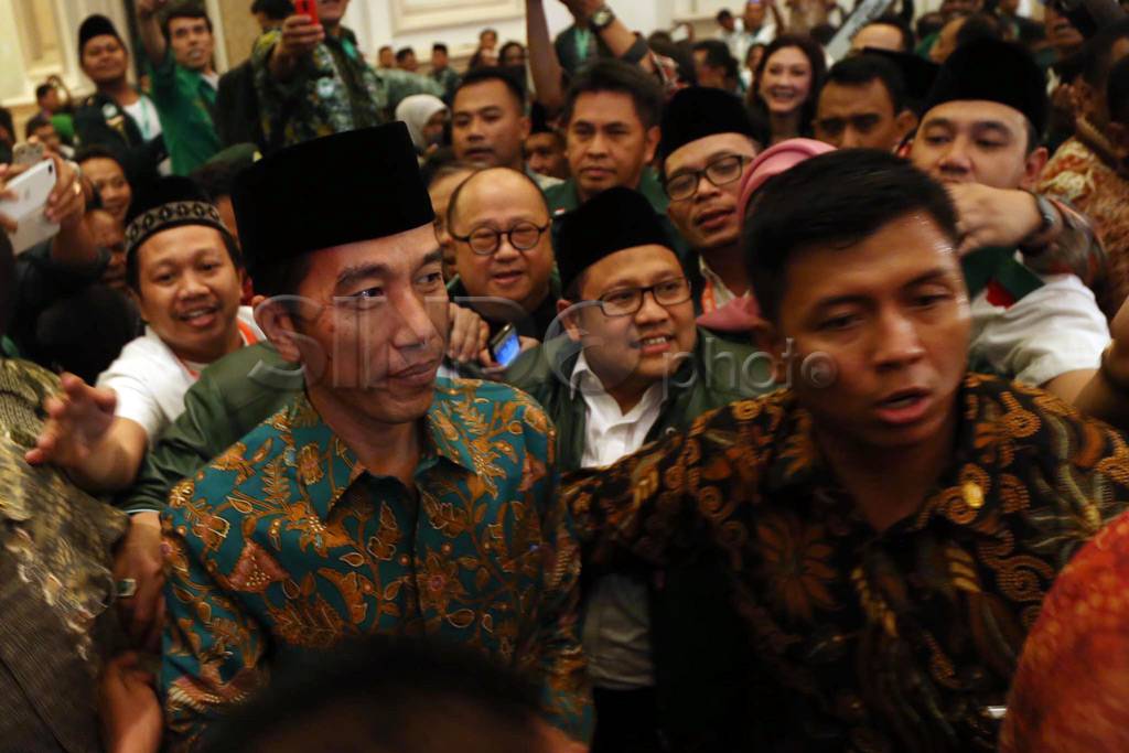 Jokowi Hadiri Muktamar...
