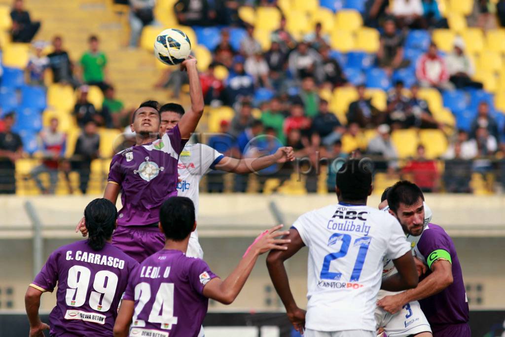 Persib Kalahkan Persita...