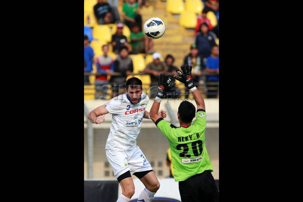 Persib Kalahkan Persita...