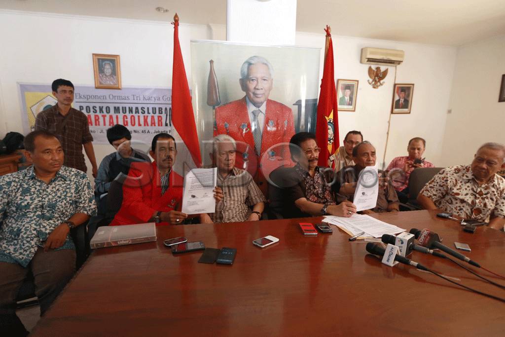 SOKSI dan MKGR Desak...
