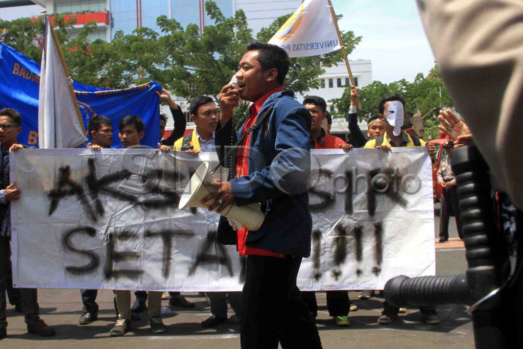 Mahasiswa Ingatkan Anggota...