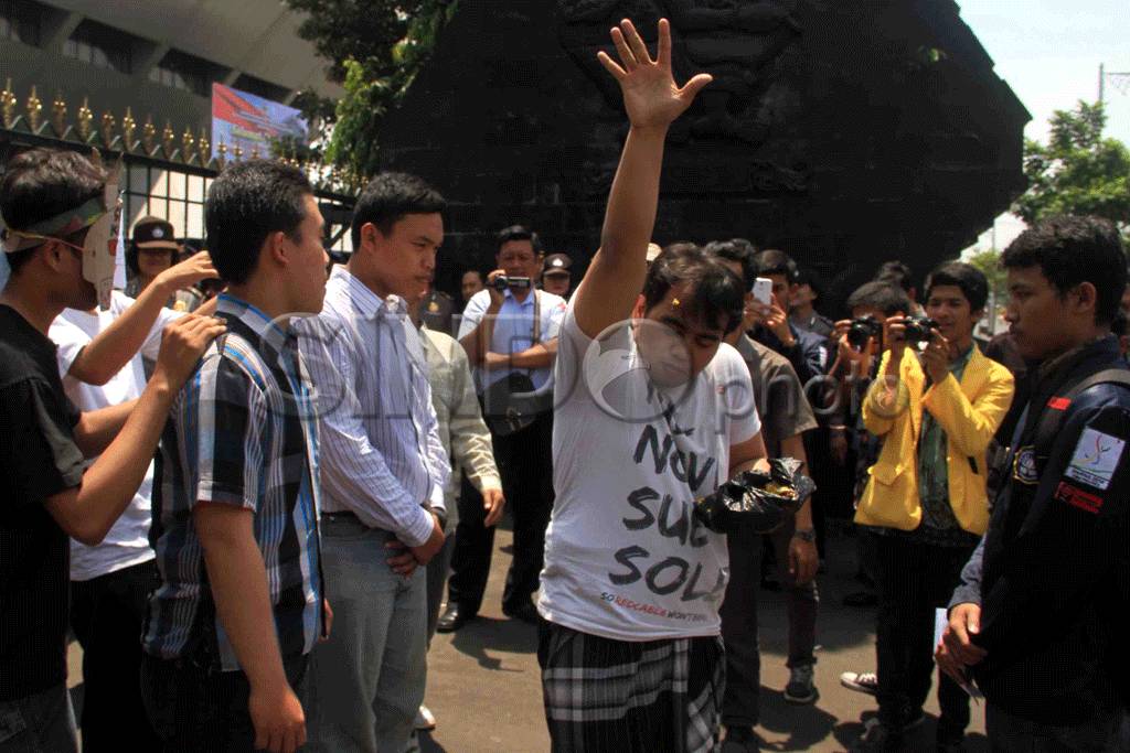 Mahasiswa Ingatkan Anggota...