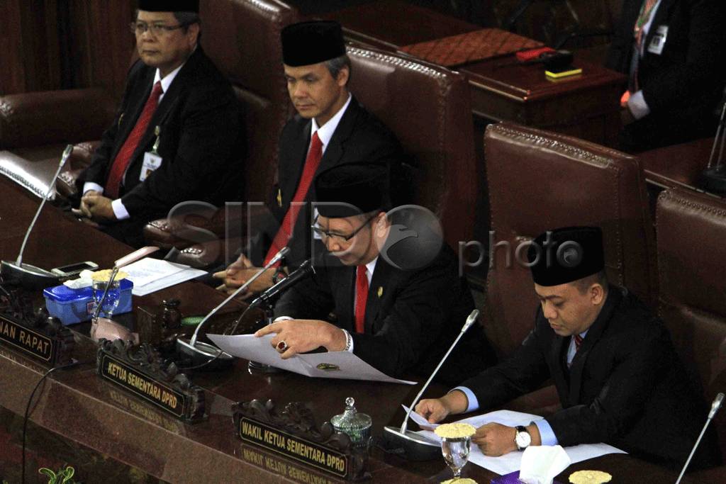 100 Anggota DPRD Jawa...