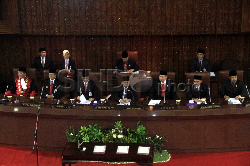 100 Anggota DPRD Jawa...