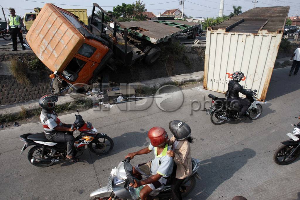 Truk Kontainer Tabrak...