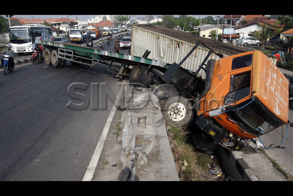 Truk Kontainer Tabrak...