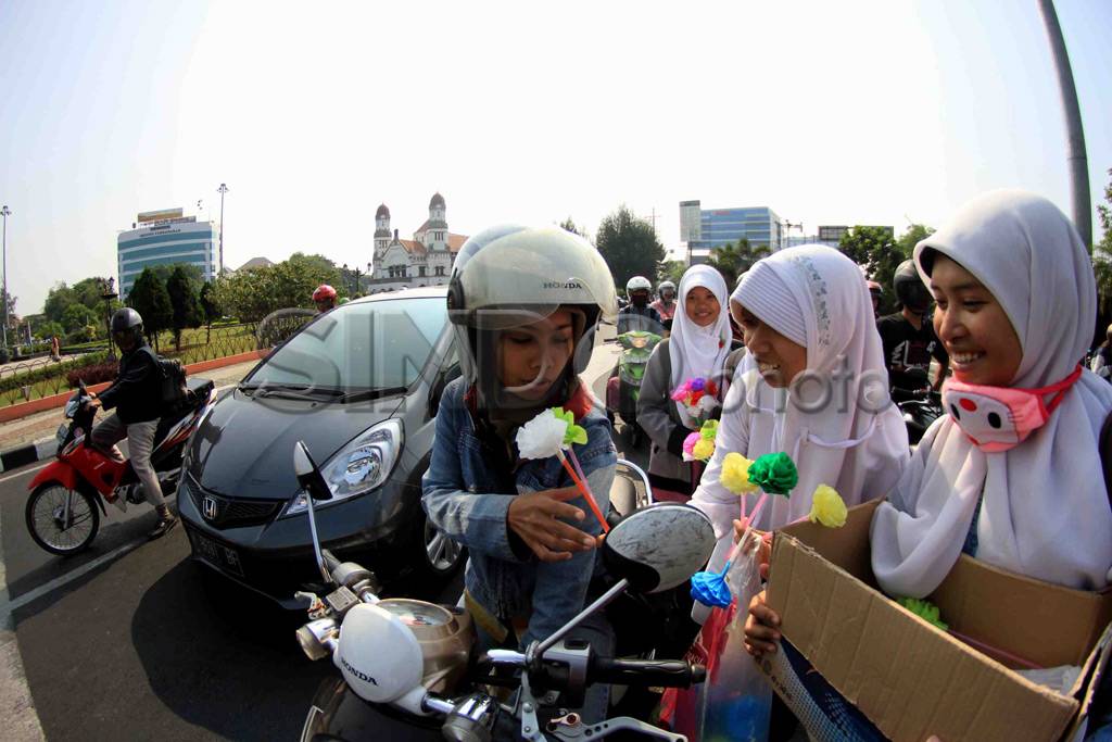 Mahasiswi Semarang Peringati...