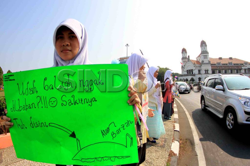 Mahasiswi Semarang Peringati...