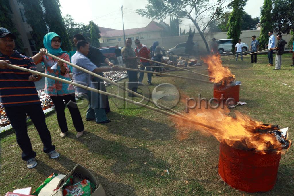Kejari Palembang Musnahkan...