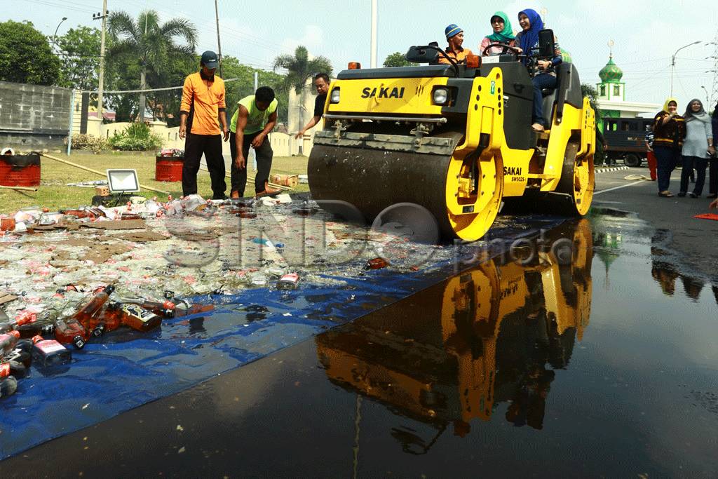 Kejari Palembang Musnahkan...