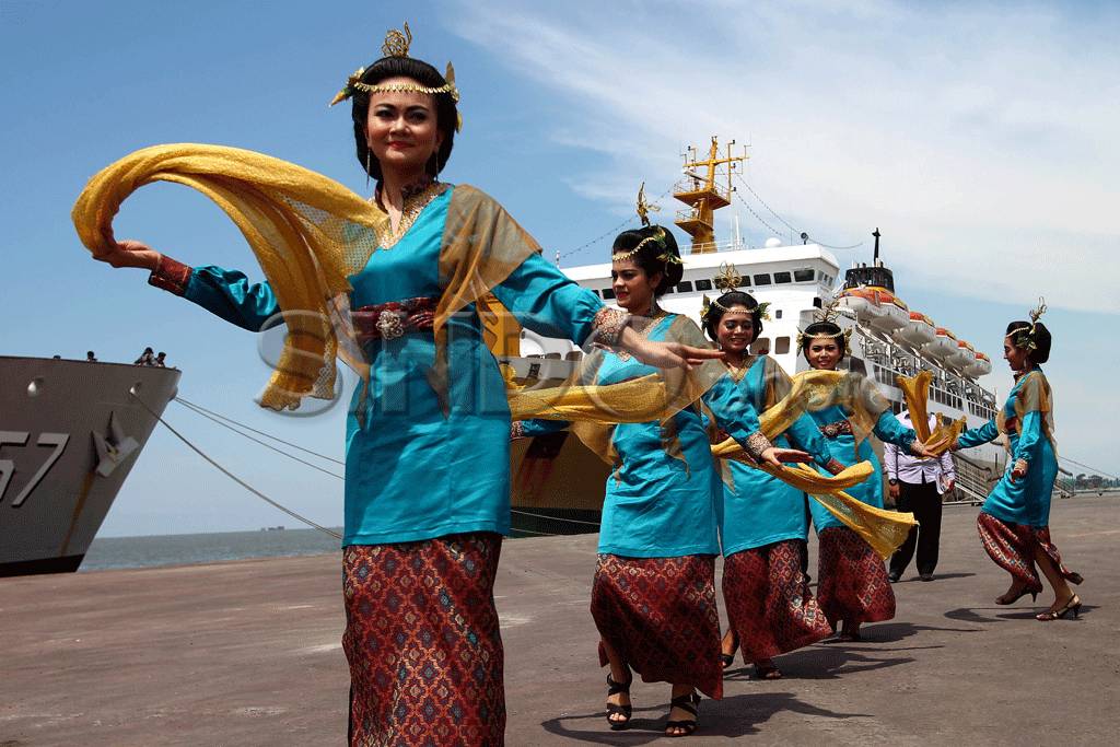 KRI Bung Tomo Tiba di...