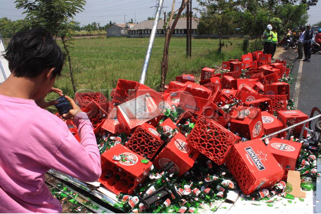 Truk Bermuatan Bir Terperosok...