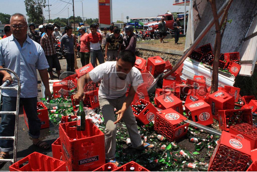 Truk Bermuatan Bir Terperosok...