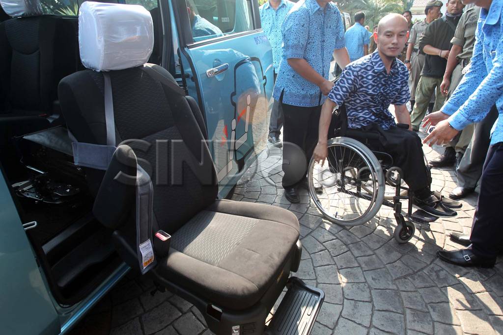 Ahok Resmikan Taksi...