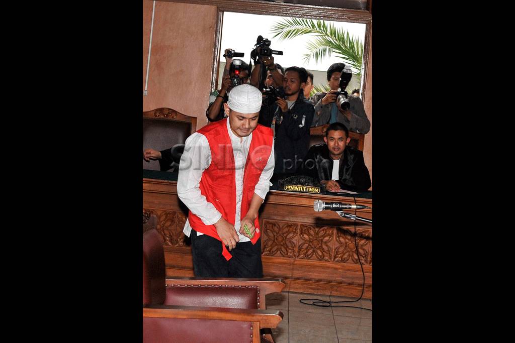 Ustadz Guntur Bumi Diganjar...
