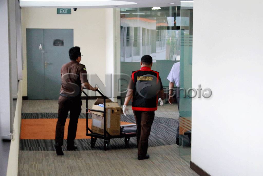 Kejagung Geledah Kantor...