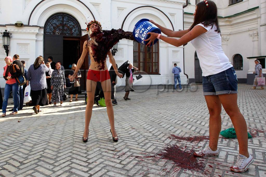 Telanjang Dada, Femen...