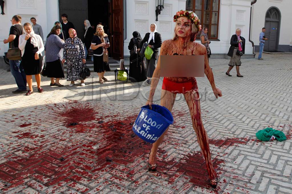 Telanjang Dada, Femen...