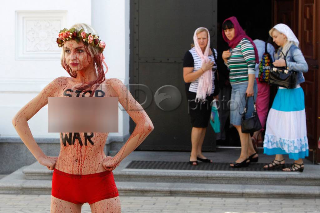 Telanjang Dada, Femen...