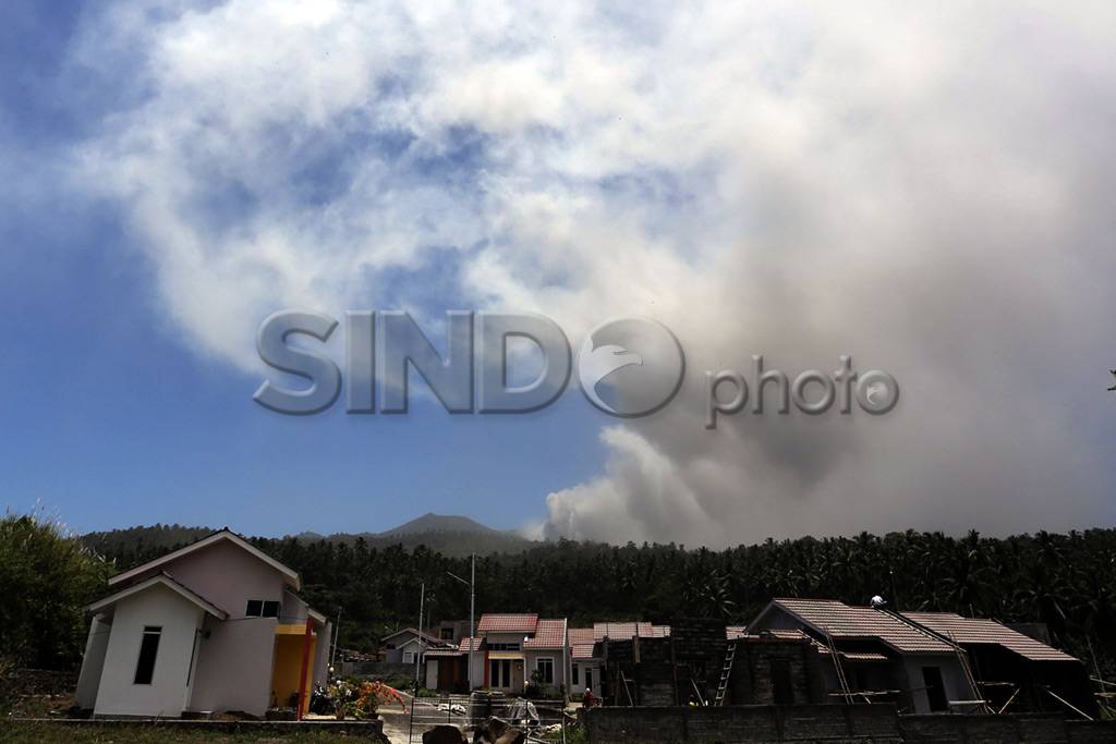 Gunung Lokon Meletus