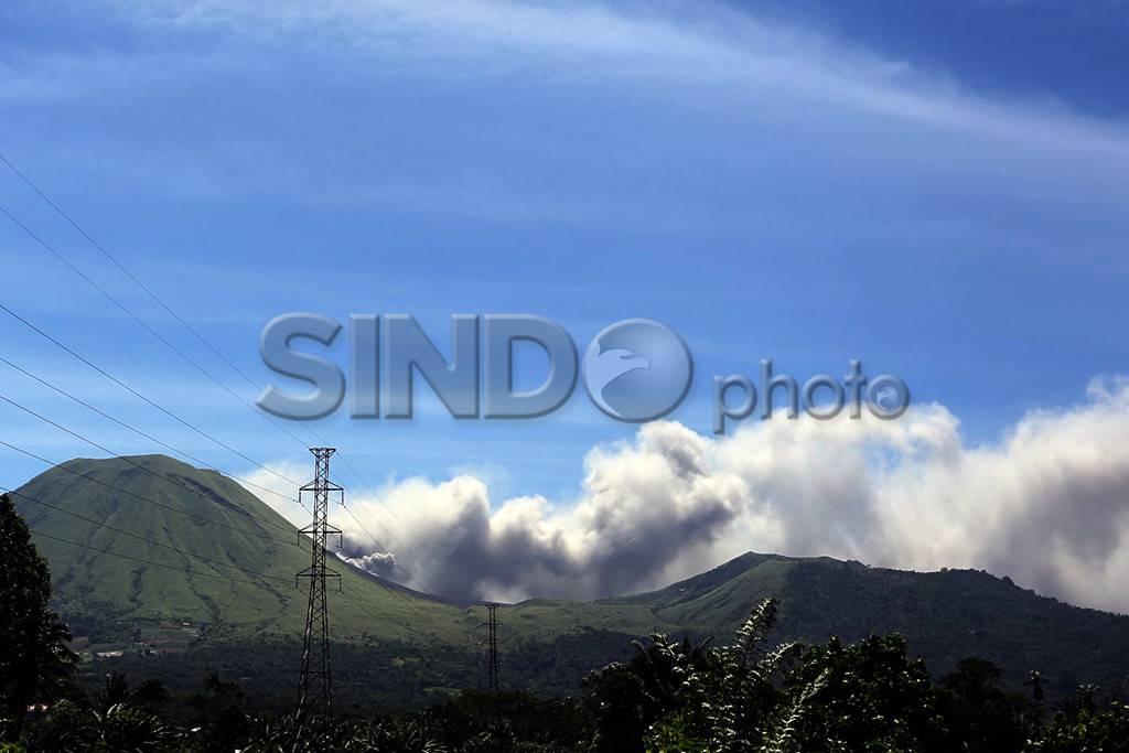 Gunung Lokon Meletus
