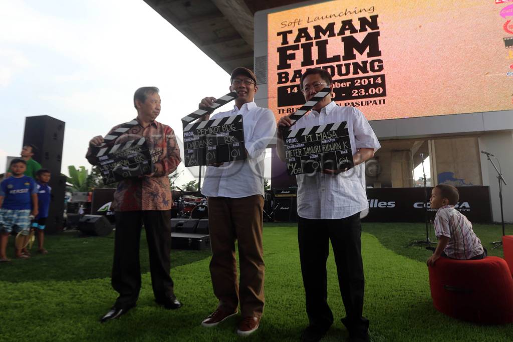 Nonton Film di Taman...