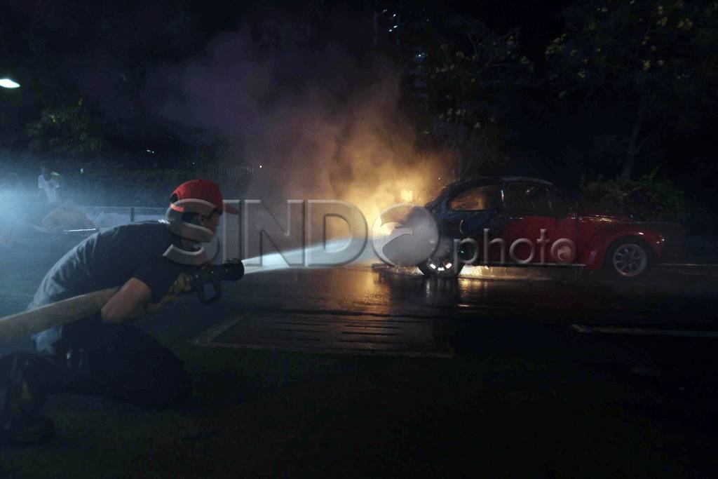 VW Kodok Terbakar di...